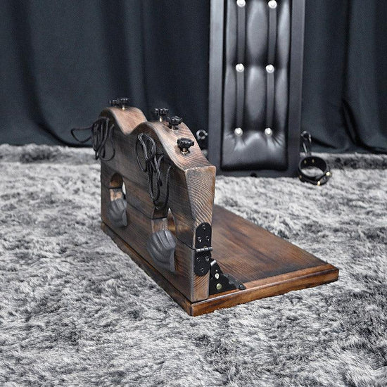 THORN GARDEN™ foot-tickling wooden pillory