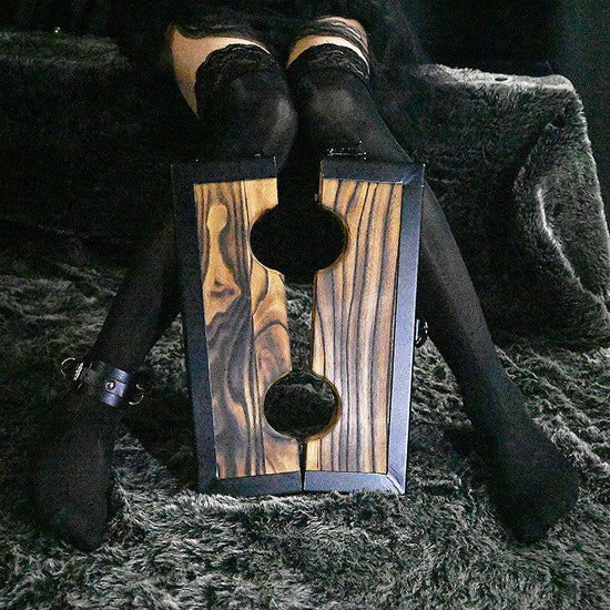 THORN GARDEN™ wooden ankle stocks - free shipping