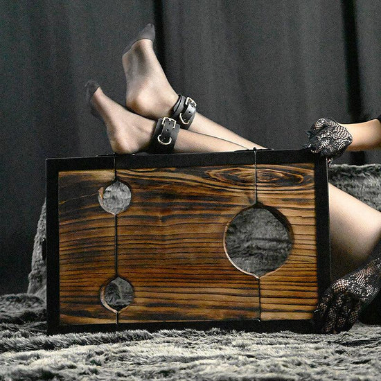 THORN GARDEN™ ELM wooden pillory and free shipping