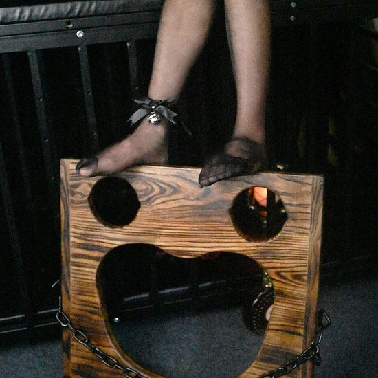 THORN GARDEN™ ELM wooden pillory and free shipping