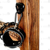 Detail van handgesneden houten armleuningen met zwarte metalen kettingen en leren polsboeien
