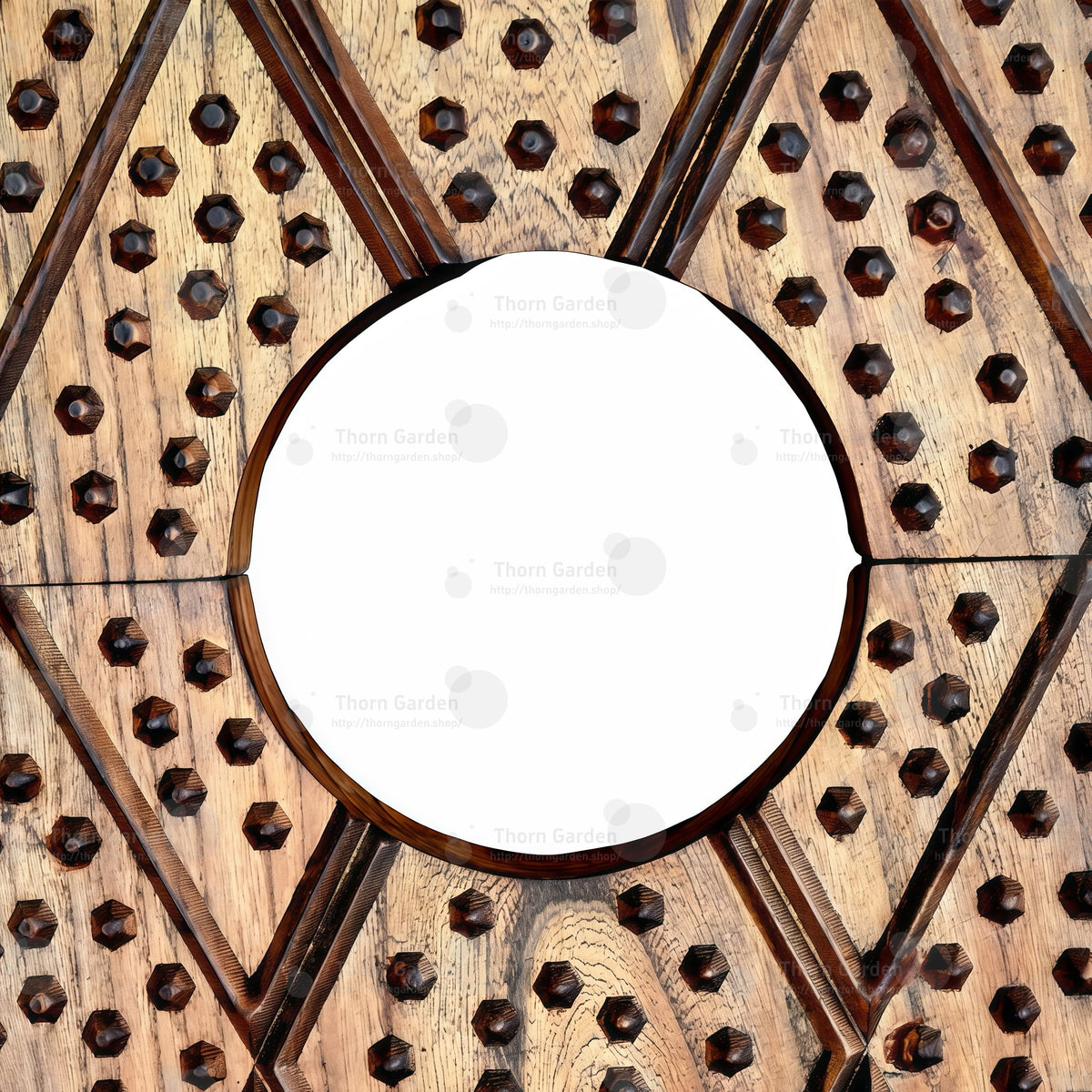 Close-up van de achterkant van een hoge, puntige houten rugleuning met ronde nekopening, een getextureerd oppervlak met noppen en een natuurlijke houtnerf