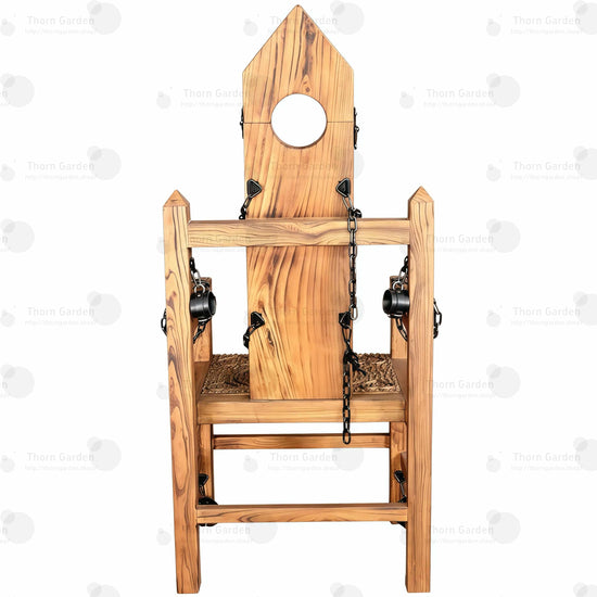 Volledig zicht op een massief houten bondage-armstoel met handgesneden puntige textuur, nekgat, kettingen en boeien