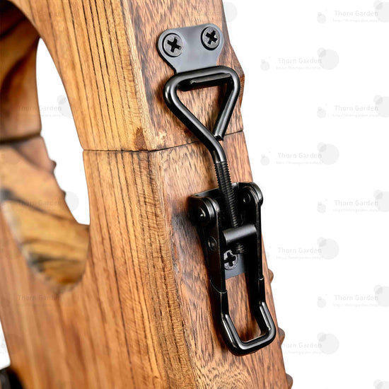 Detail van de verstelbare halskraag met vergrendelklem, stevige metalen pen en snelontgrendeling op een massieve houten bondagefauteuil