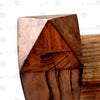 Close-up van de puntige houten bovenkant van de rugleuning van een bondagefauteuil, met handgesneden stekelige textuur en natuurlijke houtnerf