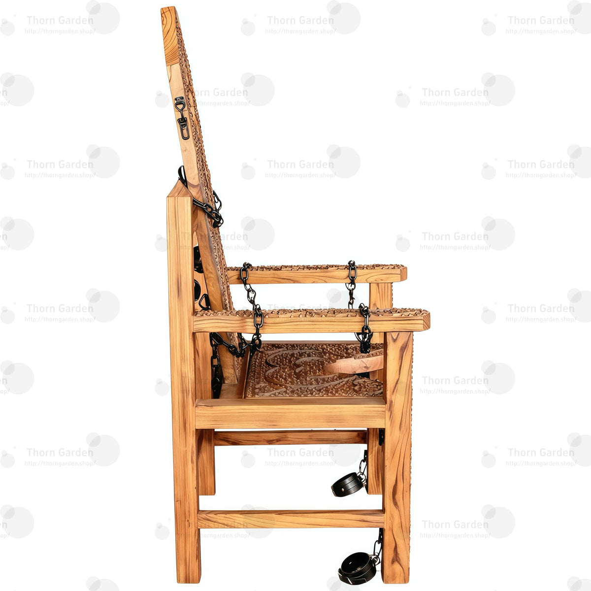Zijaanzicht van een massief houten bondage-fauteuil met handgesneden textuur met punten, een nekgat, kettingen en leren boeien